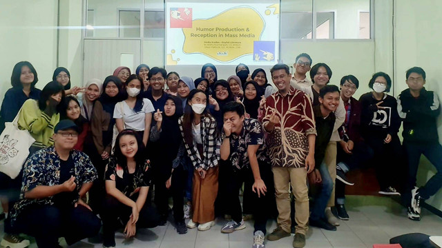 Berfoto bersama mahasiswa S1 Sastra Inggris, mata kuliah Media Studies 2023/2024 (sumber: dokumentasi IHIK3)