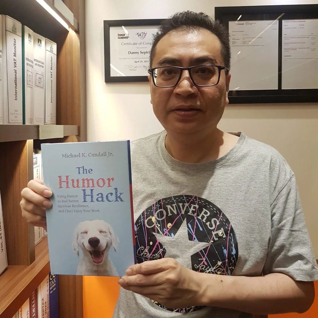 Buku karya Mike Cundall di The Library of Humor Studies