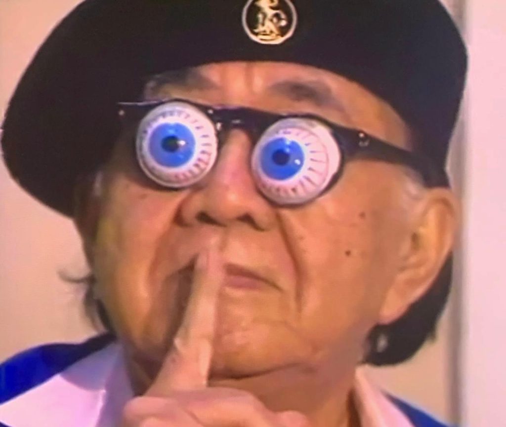 Pelukis Basoeki Abdullah (1915-1993) bercanda dengan mata mainan. (Foto: Agus Dermawan T)